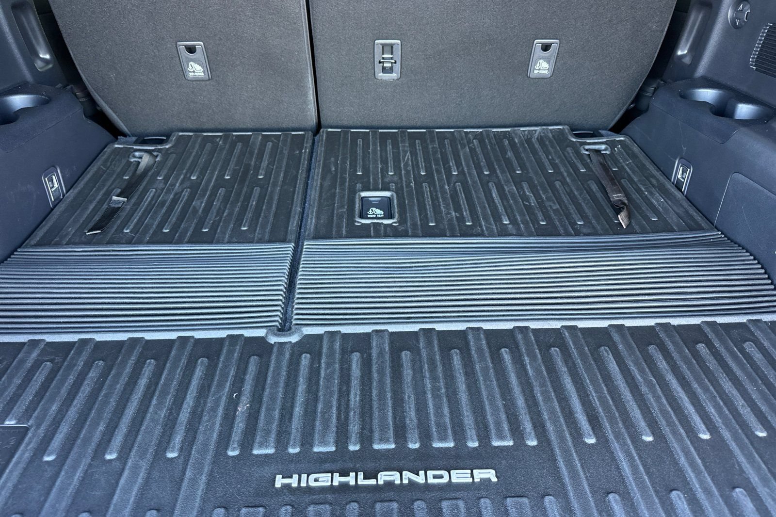 Used 2022 Toyota Highlander LE AWD/4WD image 18
