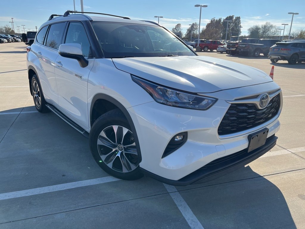 Used 2020 Toyota Highlander XLE image 2