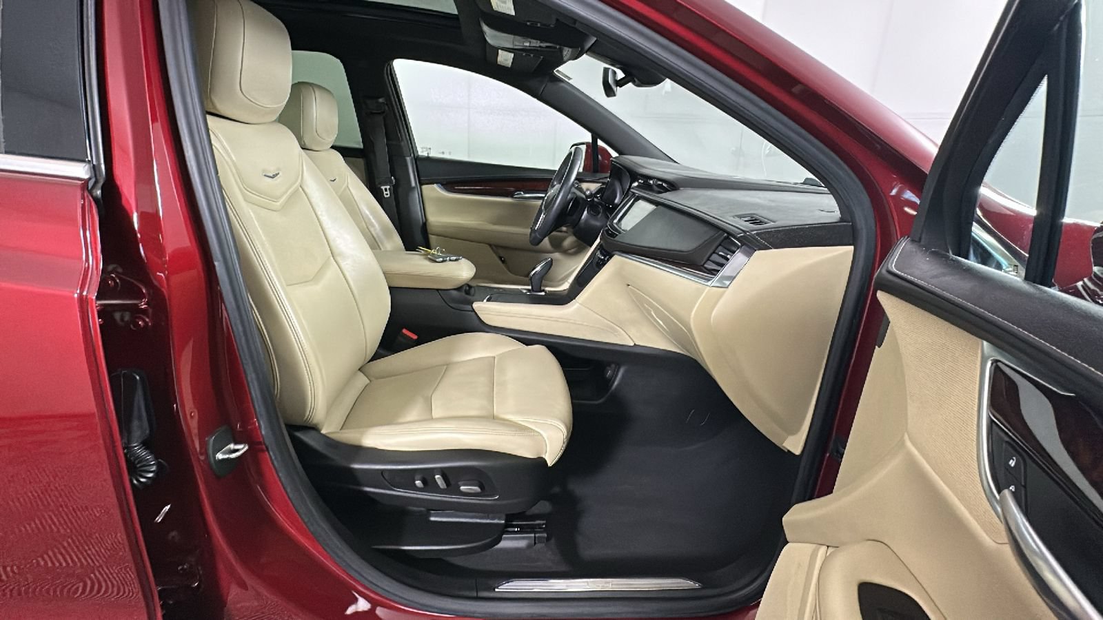 Used 2018 Cadillac XT5 Luxury w/ Driver Awareness Package AWD/4WD image 36