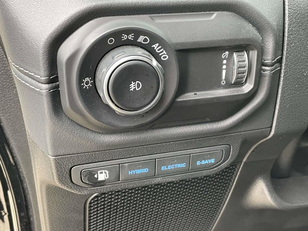 Used 2025 Jeep Wrangler Unlimited Sahara w/ Safety Group image 16