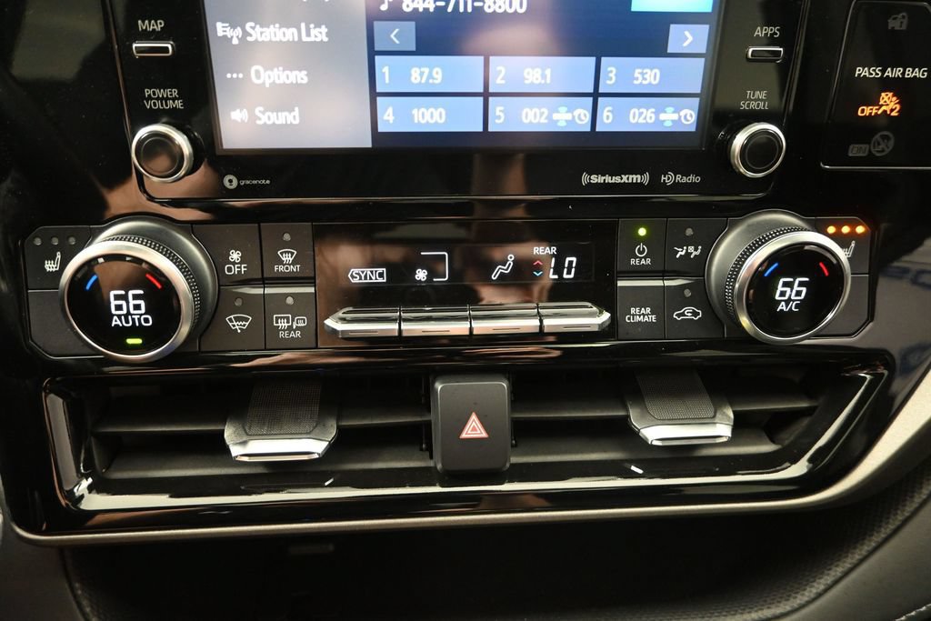 Used 2022 Toyota Highlander XLE AWD/4WD image 19