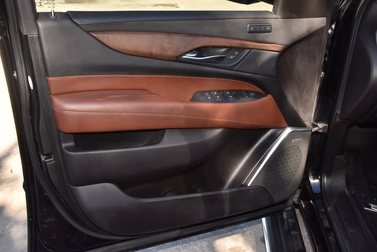 Used 2019 Cadillac Escalade Premium Luxury w/ Escalade Sport Edition AWD/4WD image 38