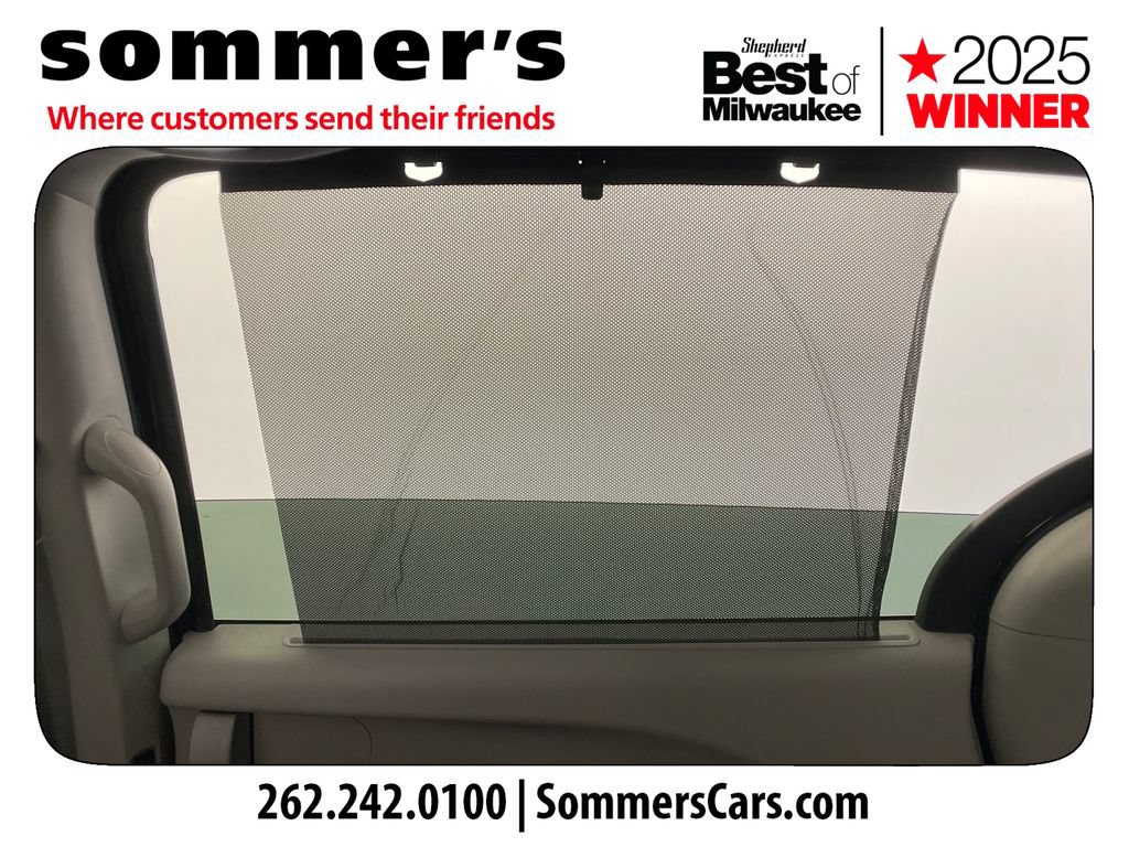 Used 2018 Chrysler Pacifica Limited w/ Tire & Wheel Group FWD image 32