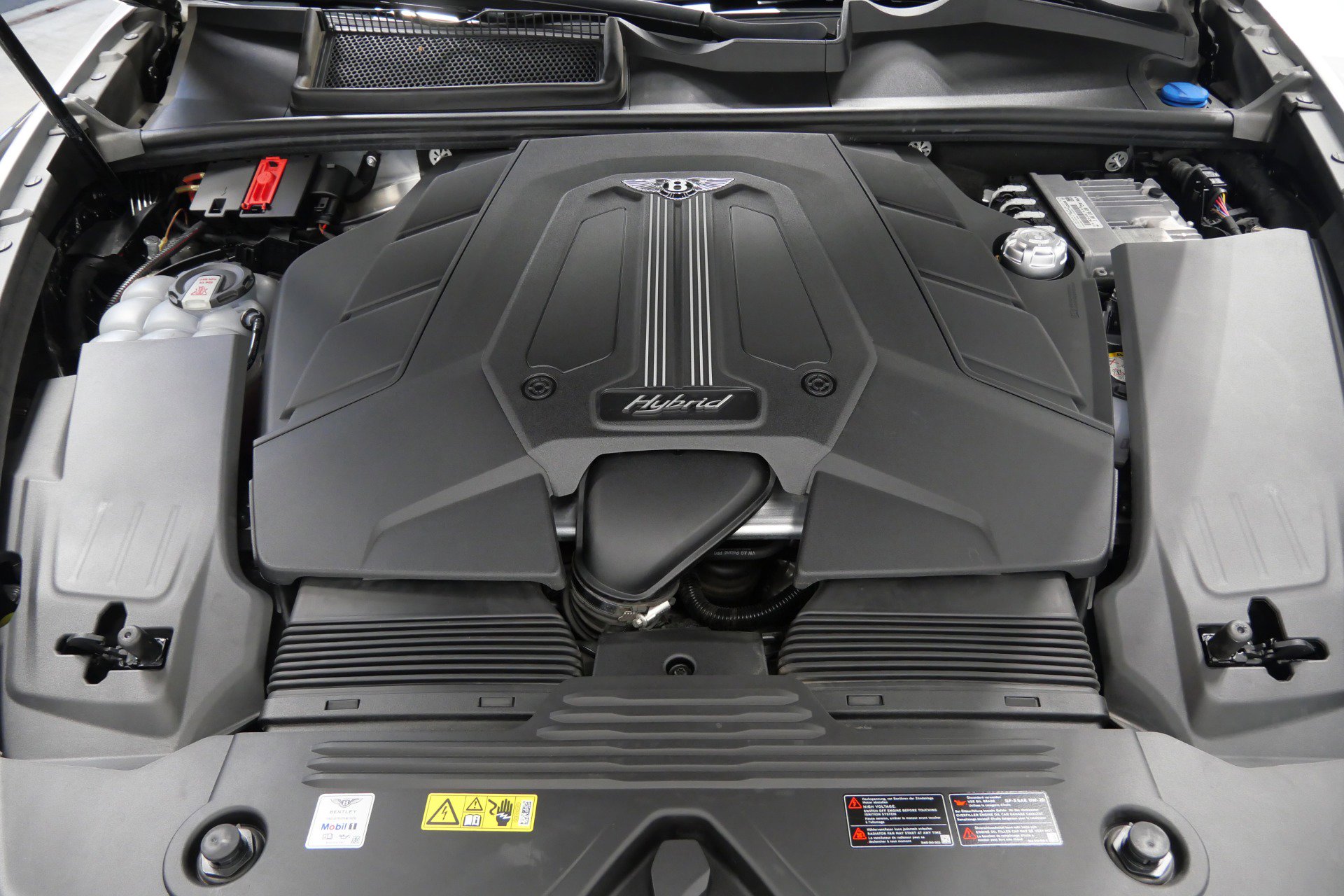 Used 2021 Bentley Bentayga Plug-In Hybrid image 12