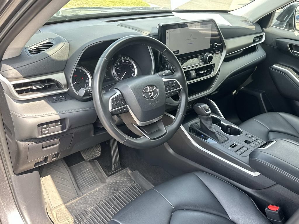 Used 2024 Toyota Highlander XLE AWD/4WD image 2