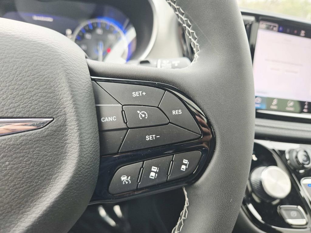 Used 2023 Chrysler Pacifica Limited w/ Uconnect Theater Family Group image 24