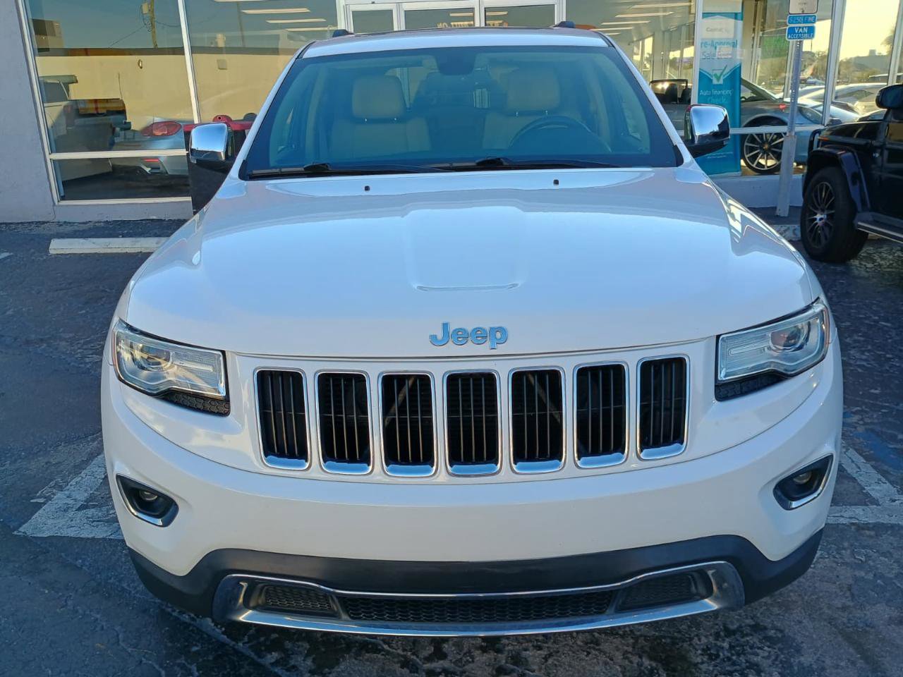 Used 2015 Jeep Grand Cherokee Limited w/ Luxury Group II image 2
