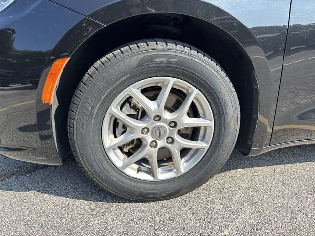 Used 2023 Chrysler Pacifica Touring-L FWD image 30