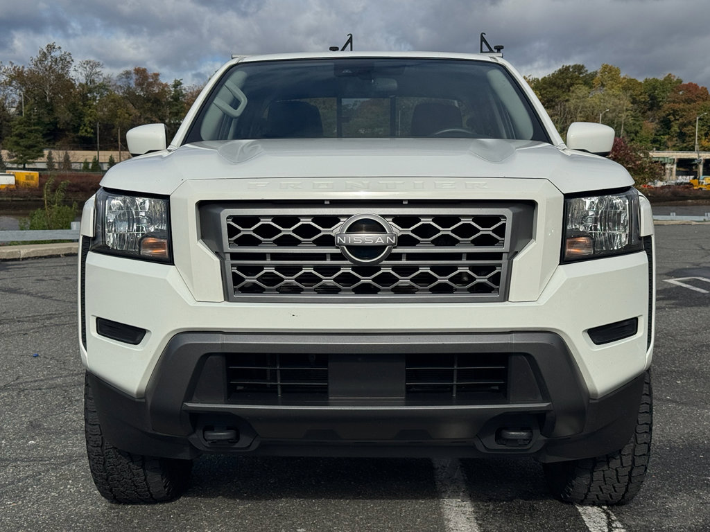 Used 2022 Nissan Frontier SV image 2