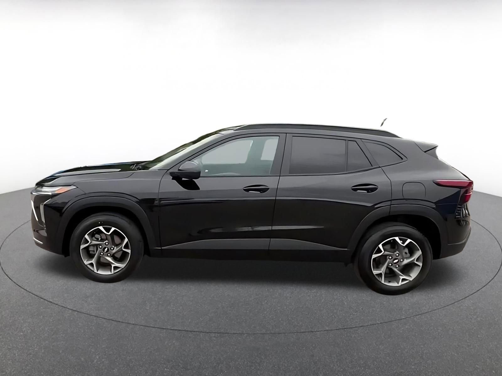 Used 2025 Chevrolet Trax LT FWD image 9