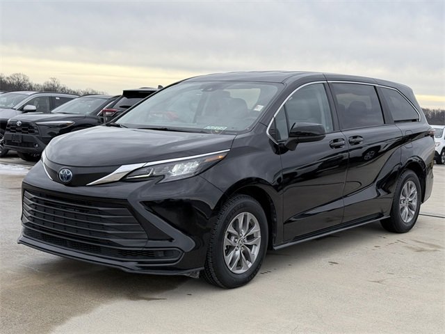Certified 2024 Toyota Sienna LE image 2