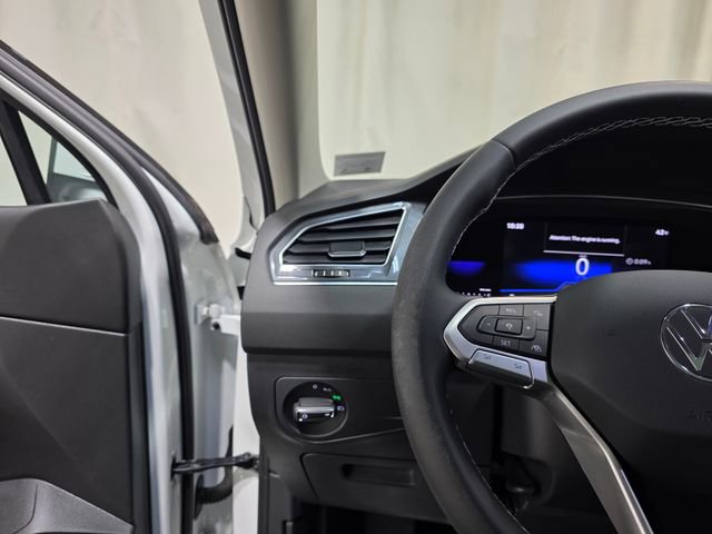 Certified 2022 Volkswagen Tiguan SE image 16