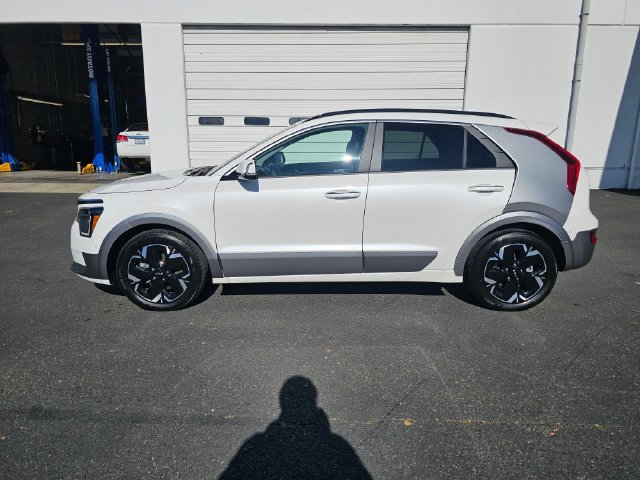 Certified 2023 Kia Niro Wave w/ Wave Preserve Package FWD image 2