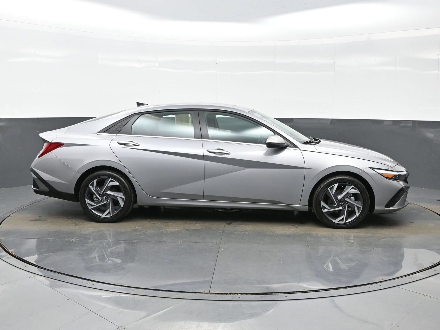 Used 2025 Hyundai Elantra Limited FWD image 7
