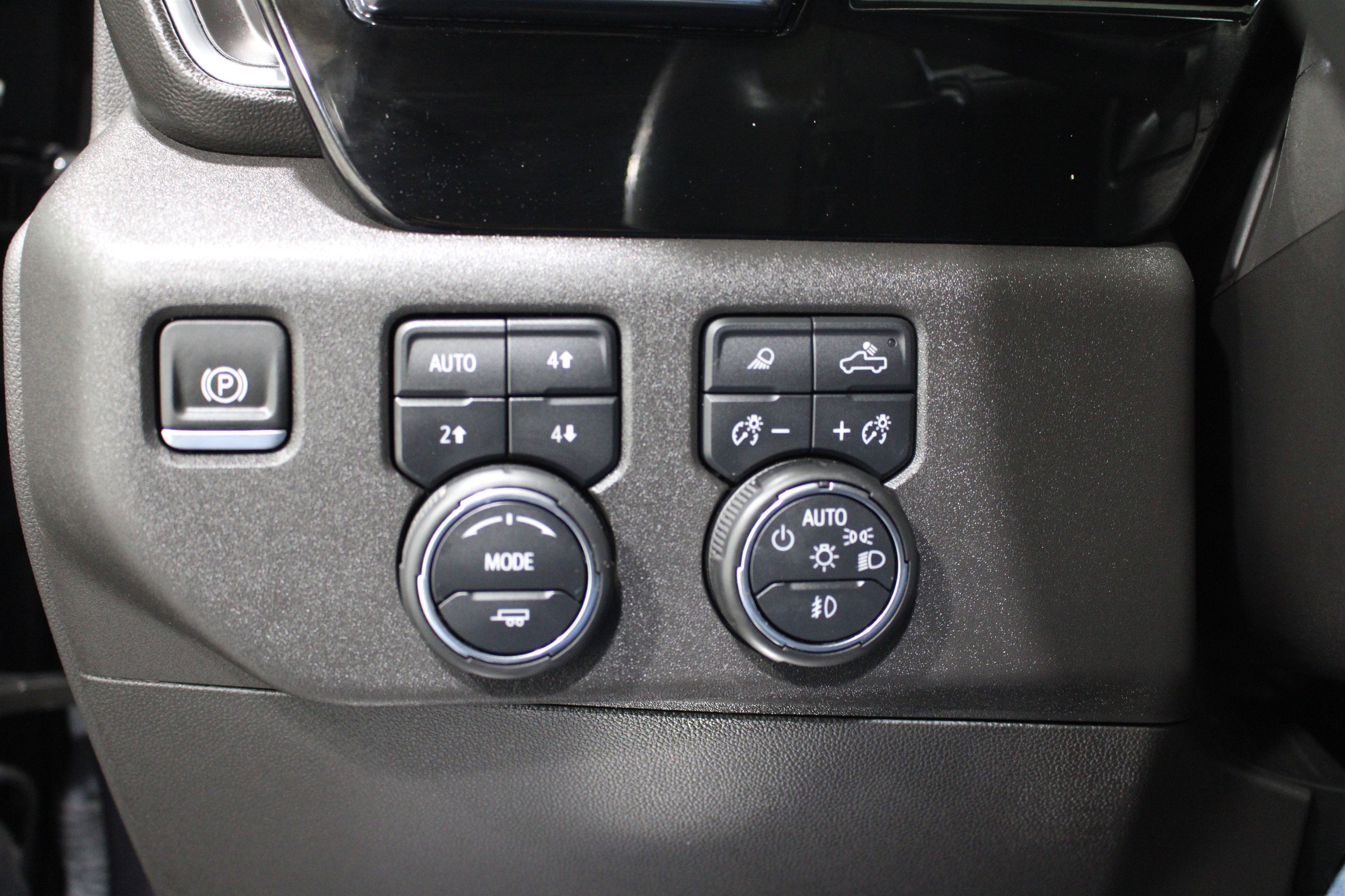 Used 2024 Chevrolet Silverado 1500 LT Trail Boss w/ LT Trail Boss Premium Package AWD/4WD image 9