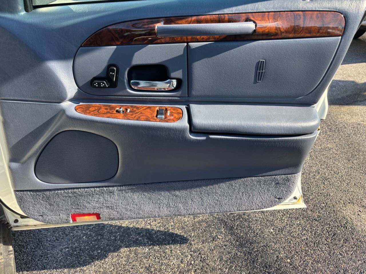 Used 2000 Lincoln Town Car Signature image 14
