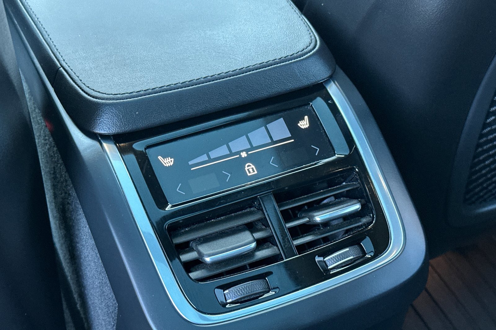 Certified 2023 Volvo XC90 B5 Plus AWD/4WD image 15