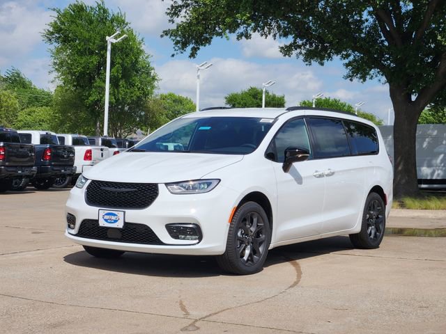 New 2026 Chrysler Pacifica Select AWD/4WD image 2