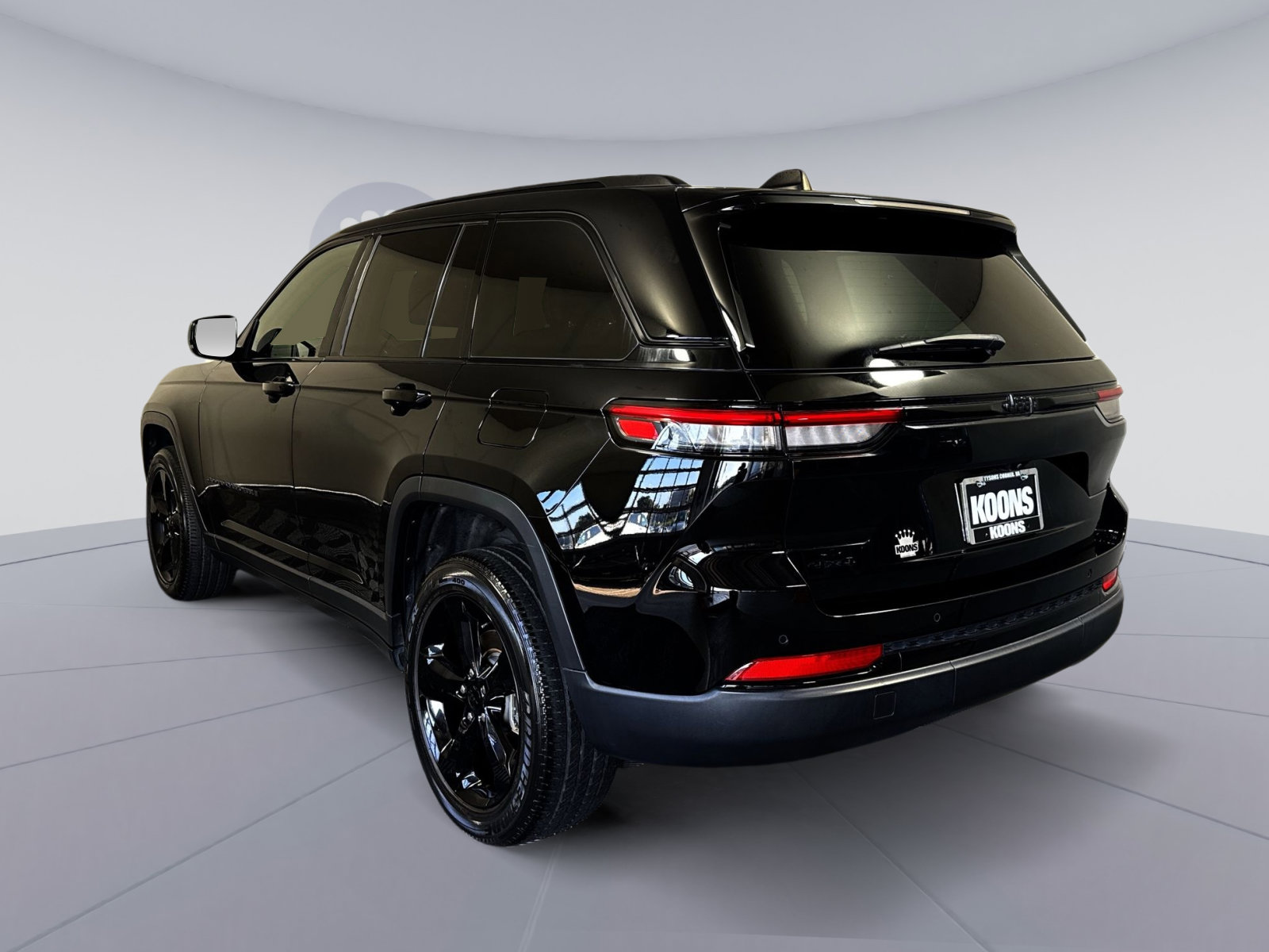 Used 2023 Jeep Grand Cherokee Altitude AWD/4WD image 4