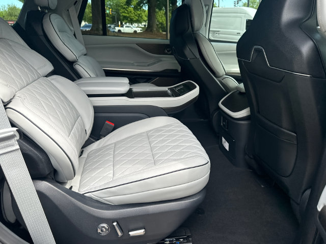 New 2026 Lincoln Navigator Black Label w/ Black Label Special Edition AWD/4WD image 17