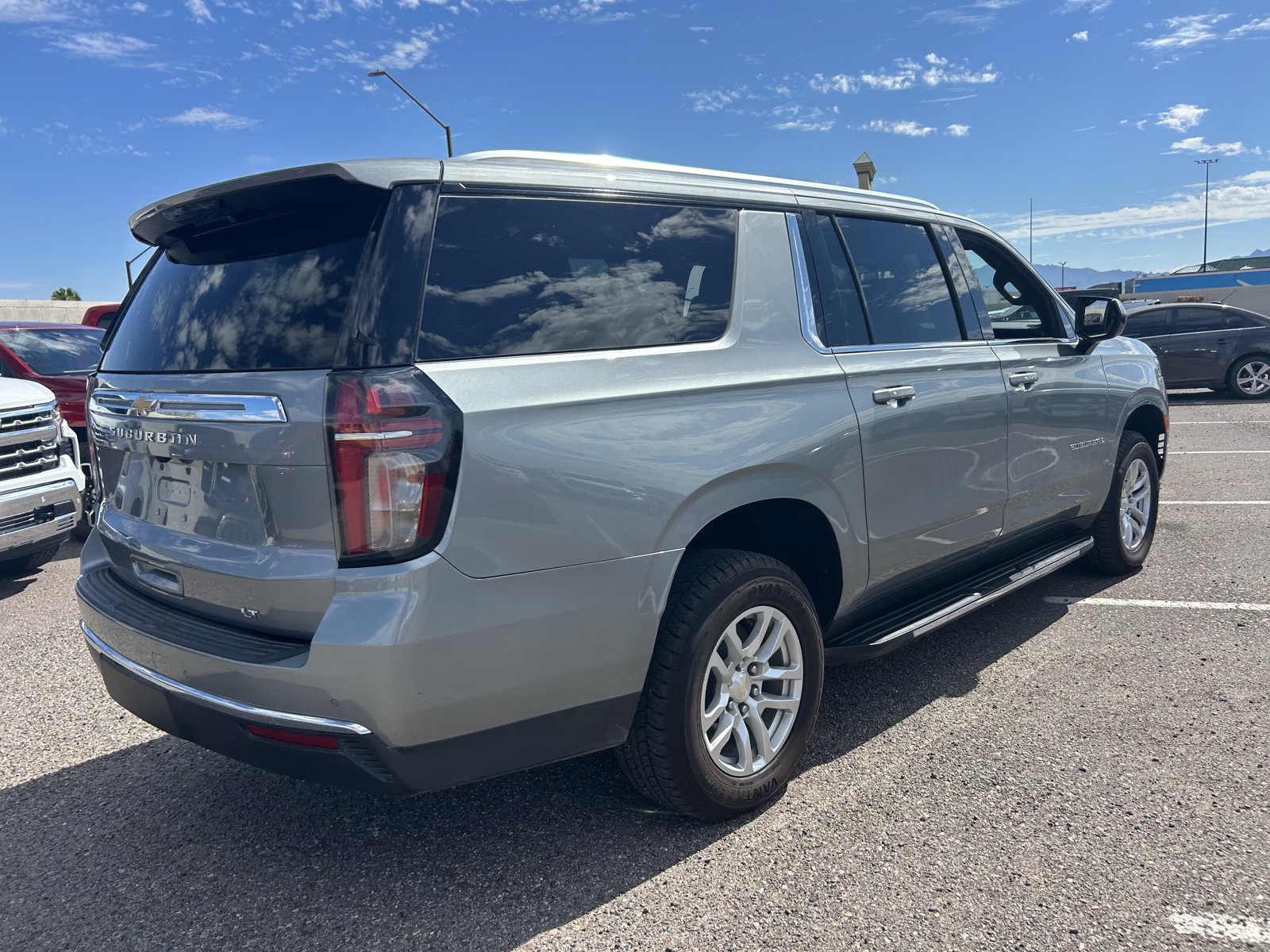 Used 2024 Chevrolet Suburban LT RWD image 5