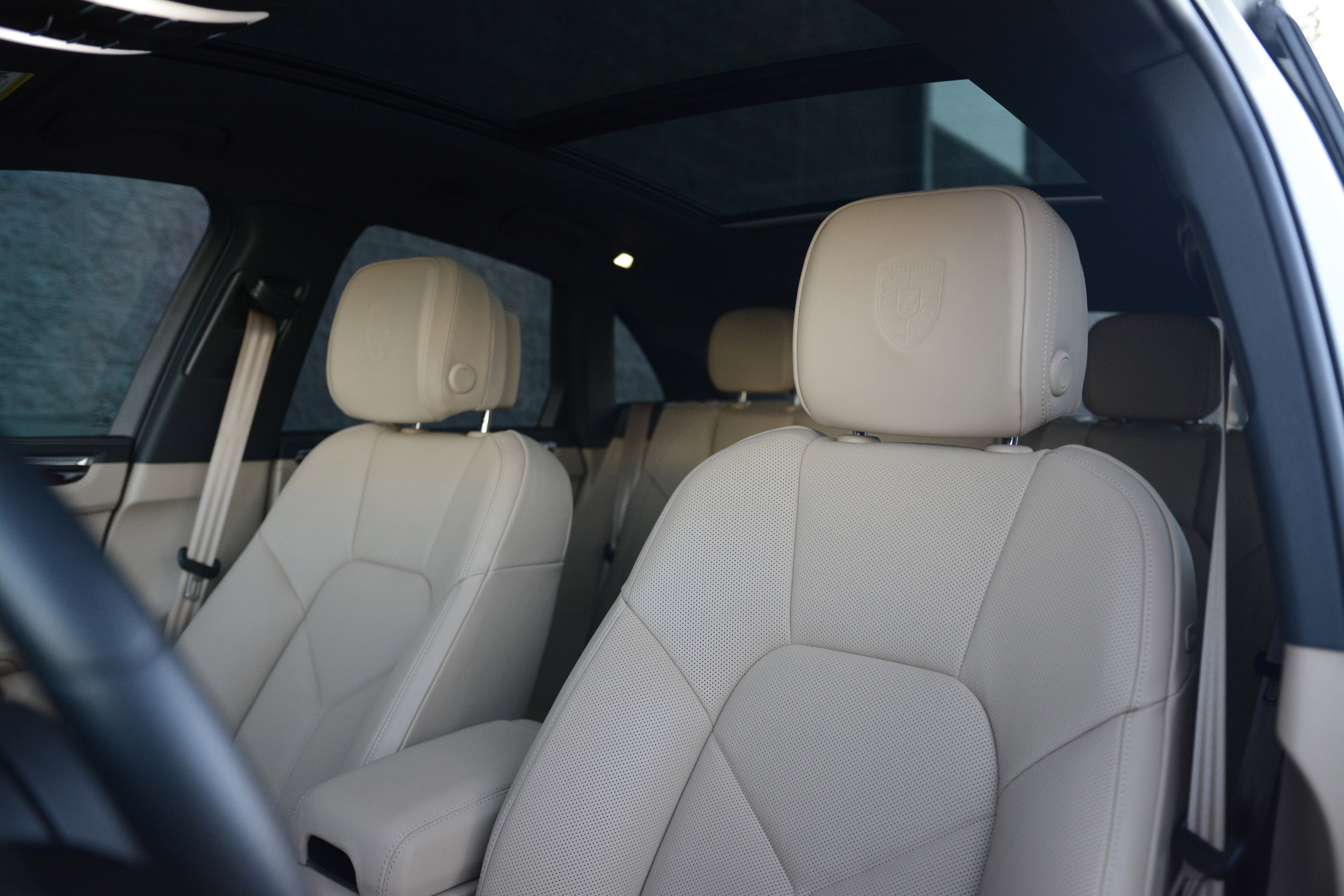 Certified 2025 Porsche Macan image 5