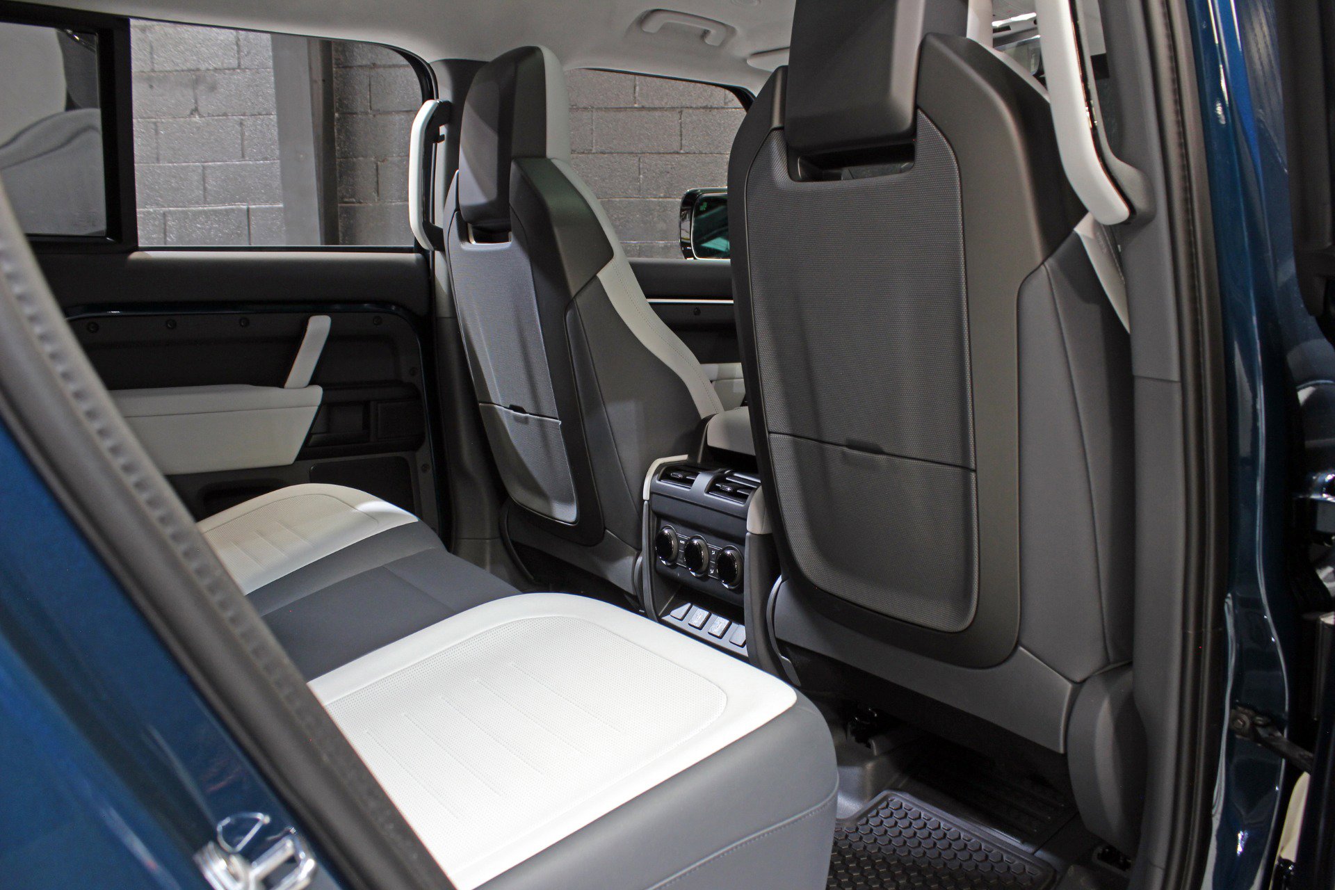 Used 2026 Land Rover Defender 110 image 51