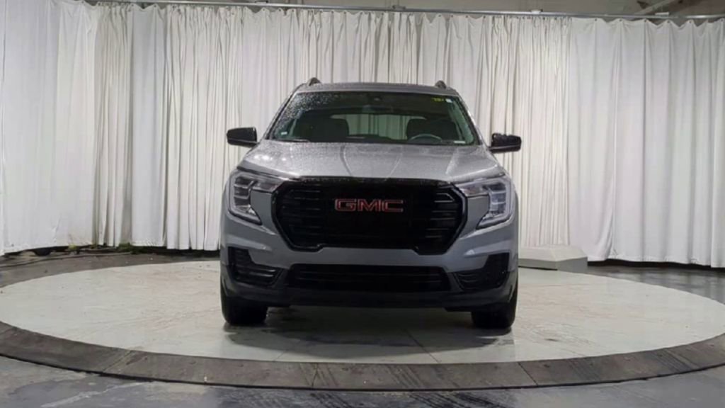 Used 2023 GMC Terrain SLE w/ Driver Convenience Package image 3