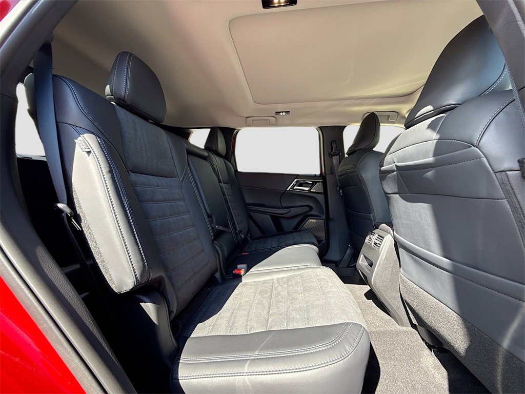 New 2025 Mitsubishi Outlander SE image 30