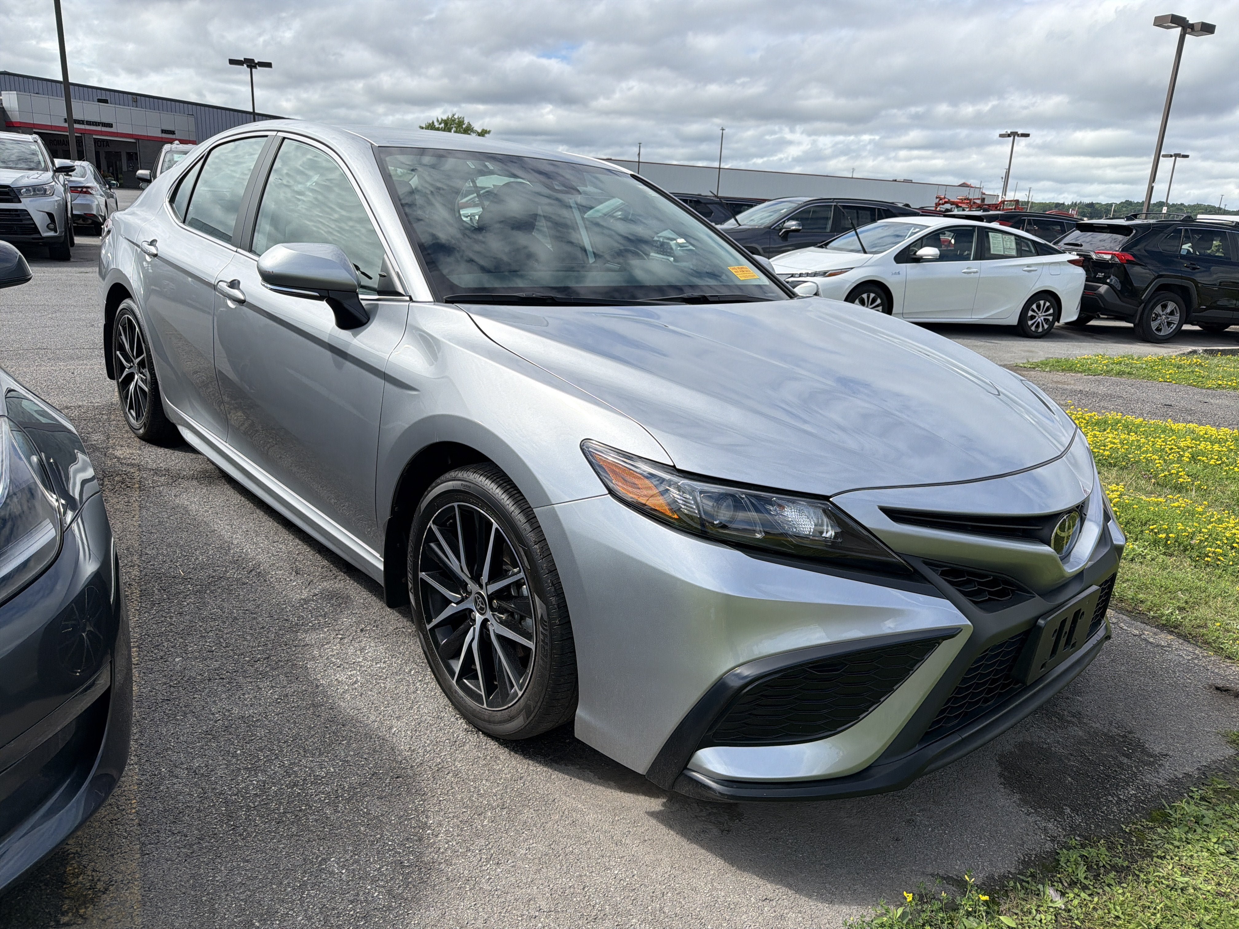 Used 2024 Toyota Camry SE w/ Cold Weather Package FWD image 2