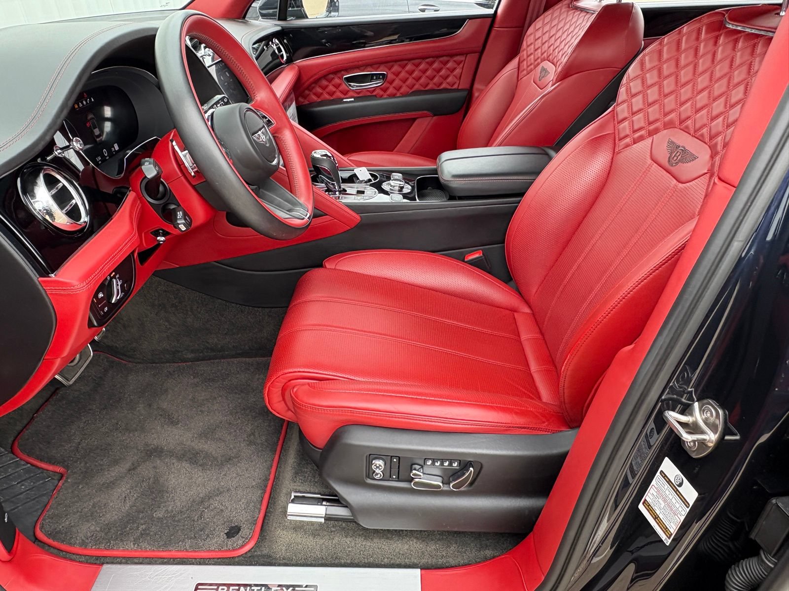 Used 2021 Bentley Bentayga AWD/4WD image 39