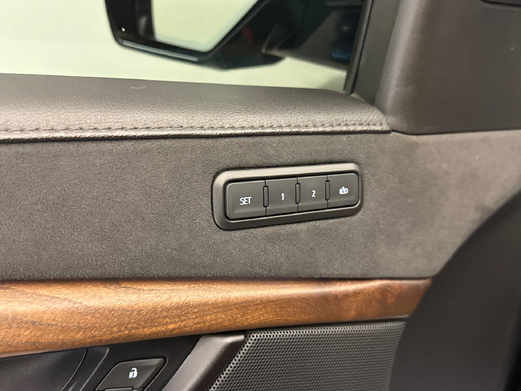 Used 2020 Cadillac Escalade Premium Luxury w/ Escalade Sport Edition AWD/4WD image 22
