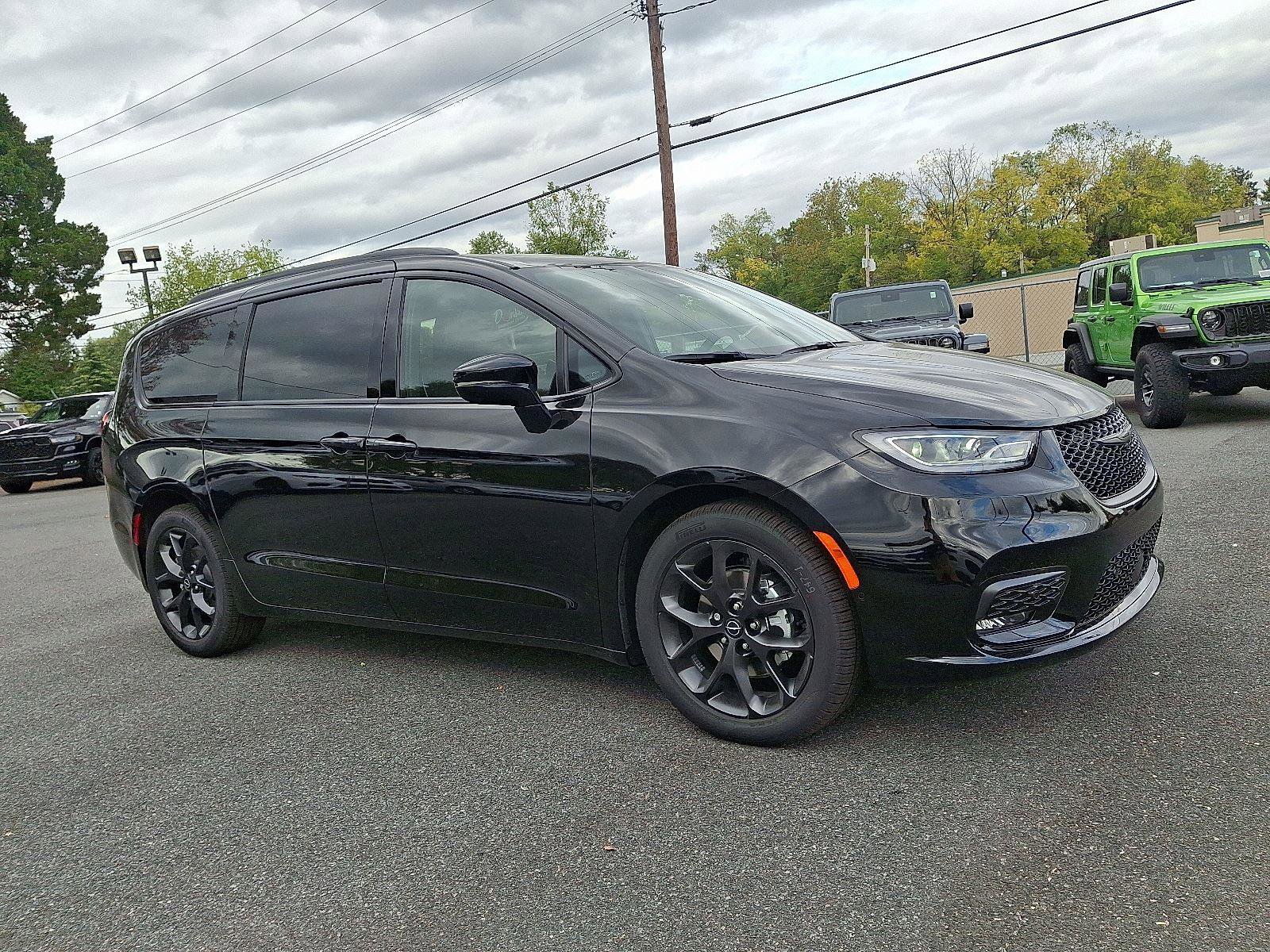 New 2026 Chrysler Pacifica Limited w/ S Appearance Package image 2