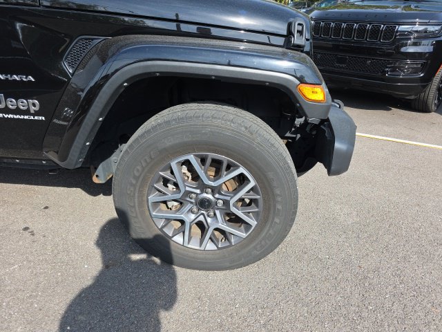 Used 2024 Jeep Wrangler Unlimited Sahara w/ Technology Group AWD/4WD image 2
