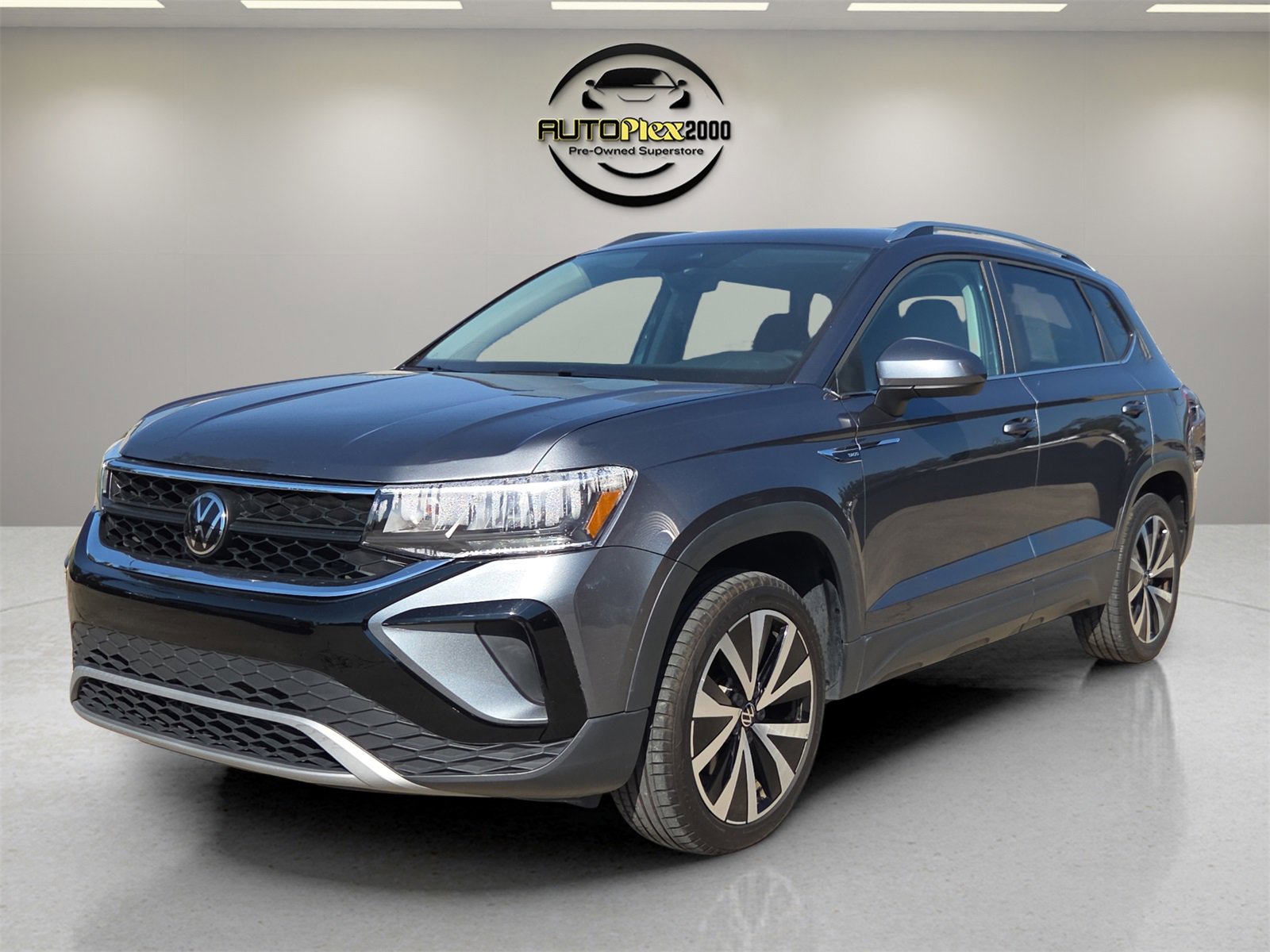 Used 2024 Volkswagen Taos SE image 3