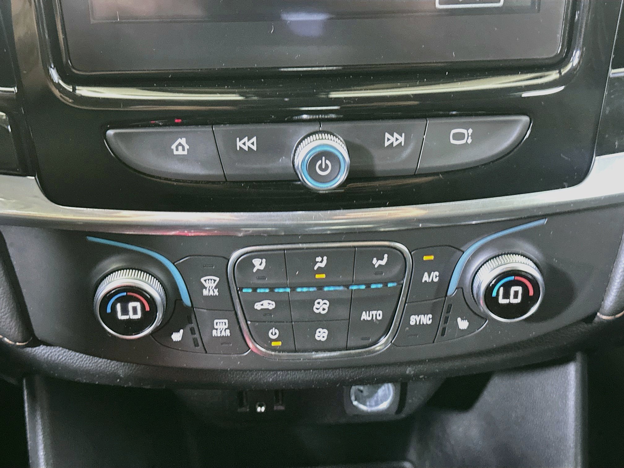 Used 2019 Chevrolet Traverse LT FWD image 24