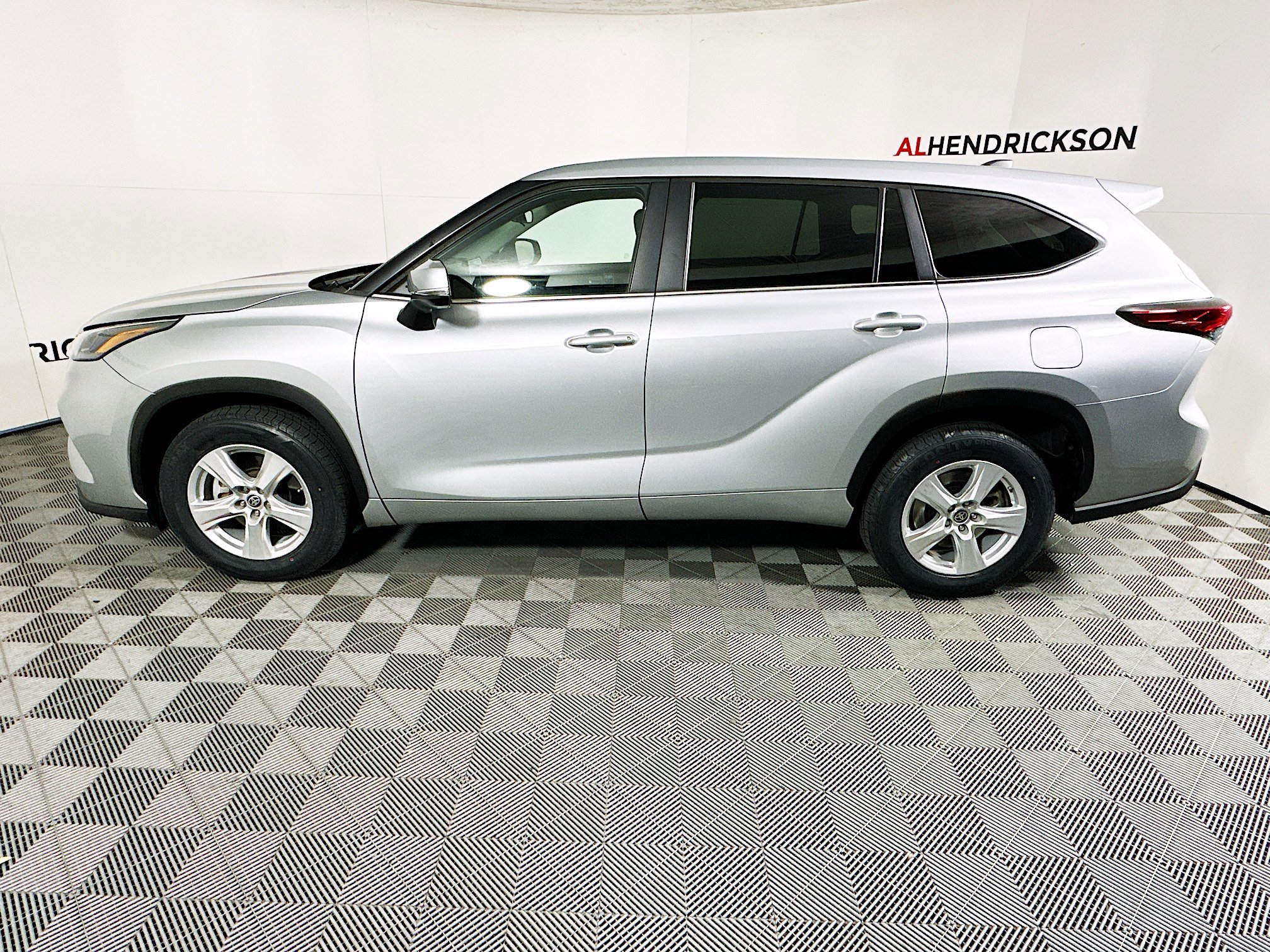 Used 2023 Toyota Highlander LE image 6