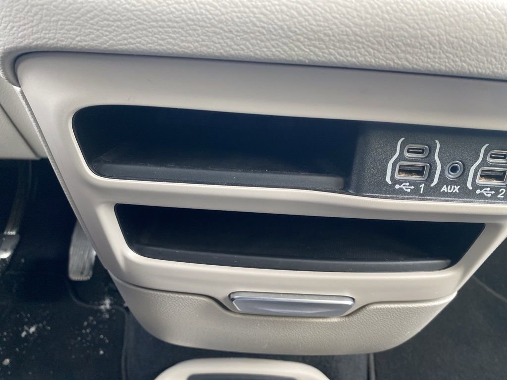 Used 2024 Chrysler Pacifica Touring-L image 22