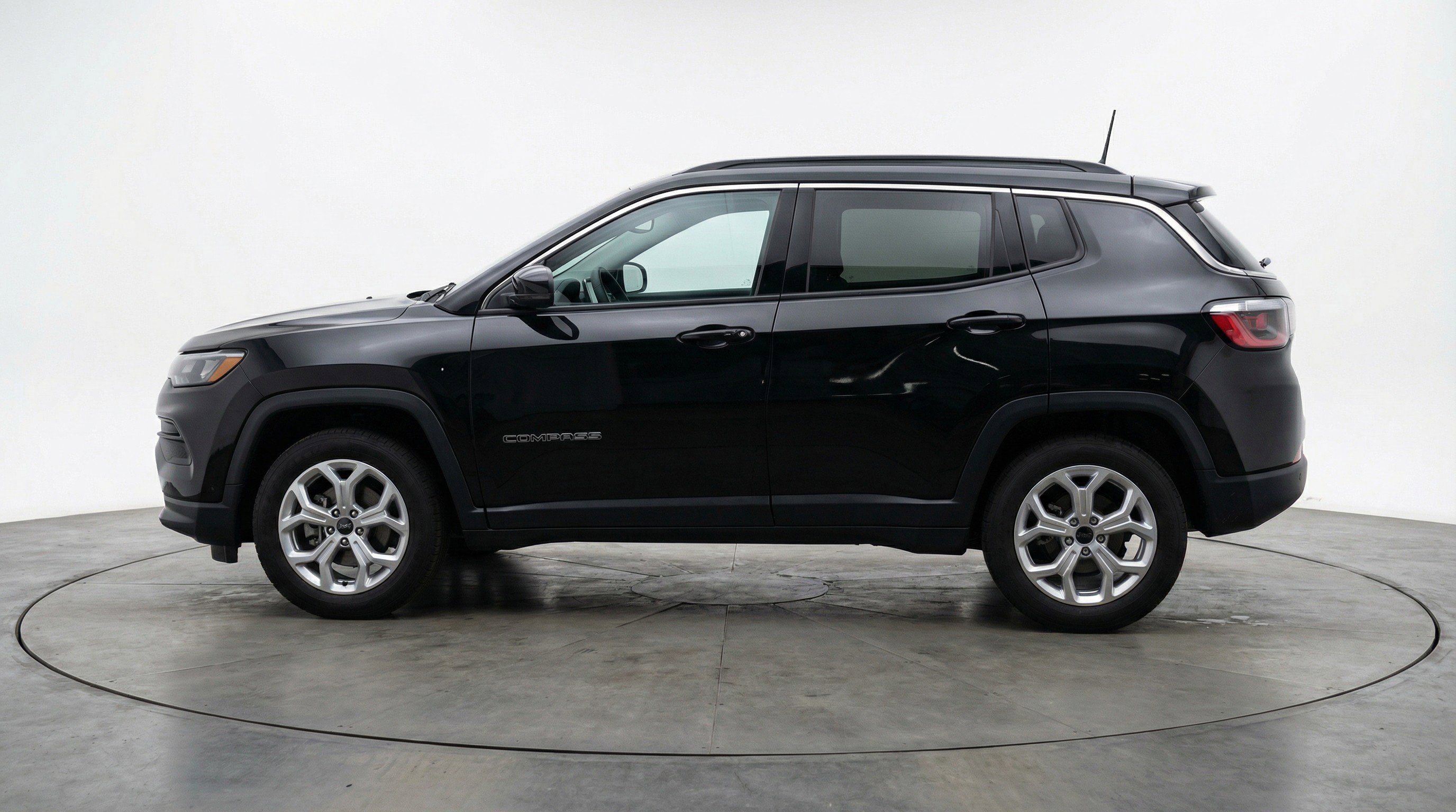 Used 2025 Jeep Compass Latitude image 5