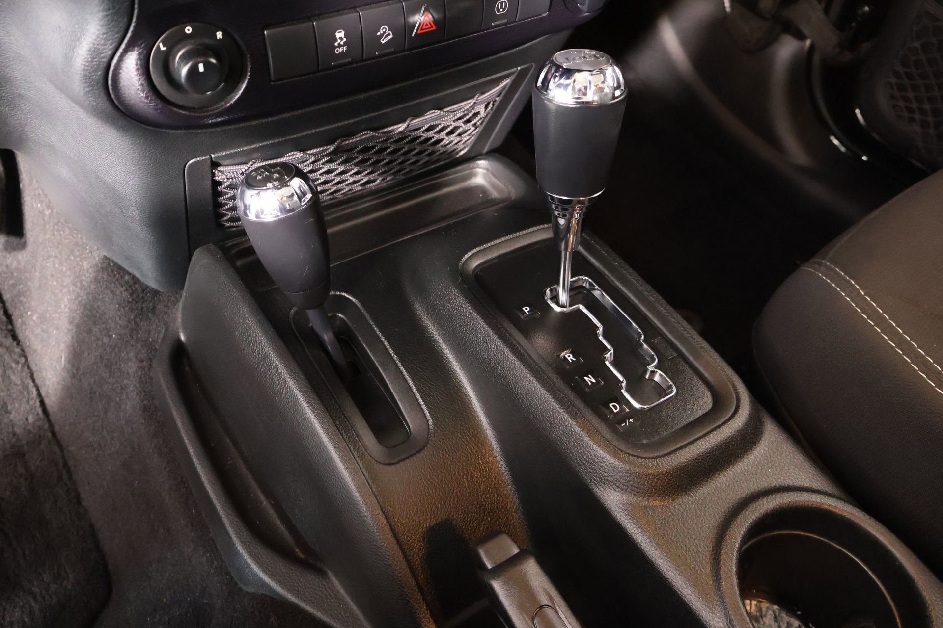 Used 2017 Jeep Wrangler Sahara w/ Connectivity Group AWD/4WD image 6