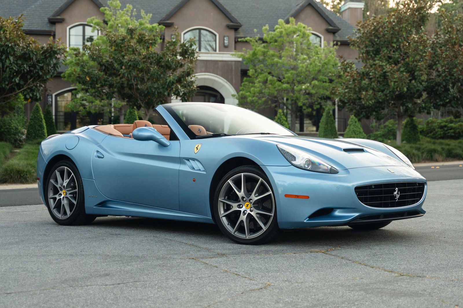 Used 2010 Ferrari California RWD image 9