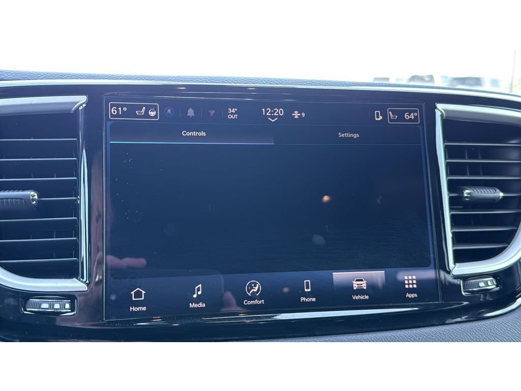 Used 2025 Chrysler Pacifica Select image 16