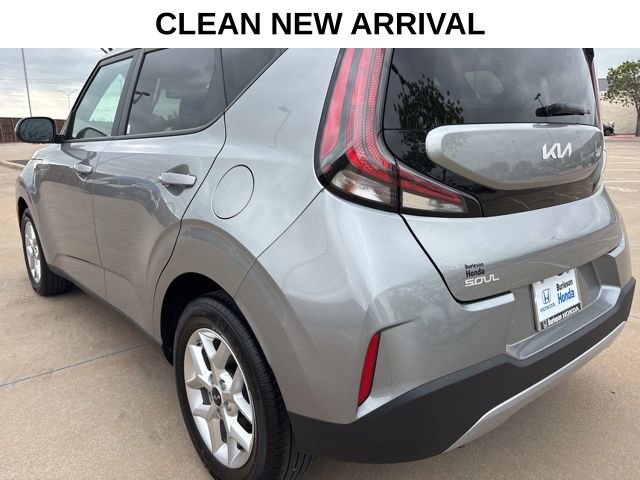 Used 2025 Kia Soul LX w/ LX Technology Package FWD image 4