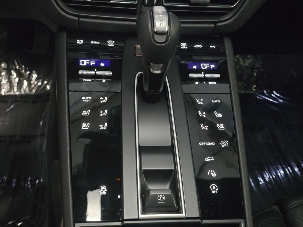 Certified 2026 Porsche Macan AWD/4WD image 17