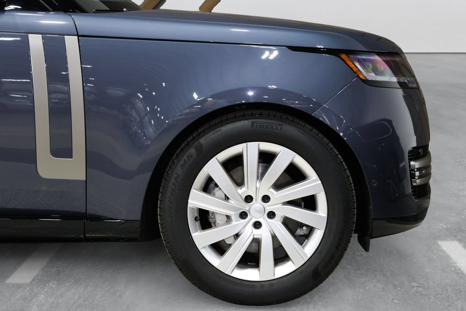 Used 2025 Land Rover Range Rover SE AWD/4WD image 9