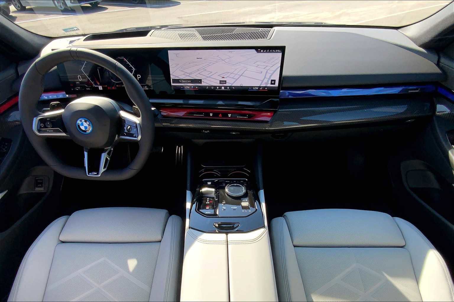 New 2026 BMW 550e xDrive w/ Premium Package image 5