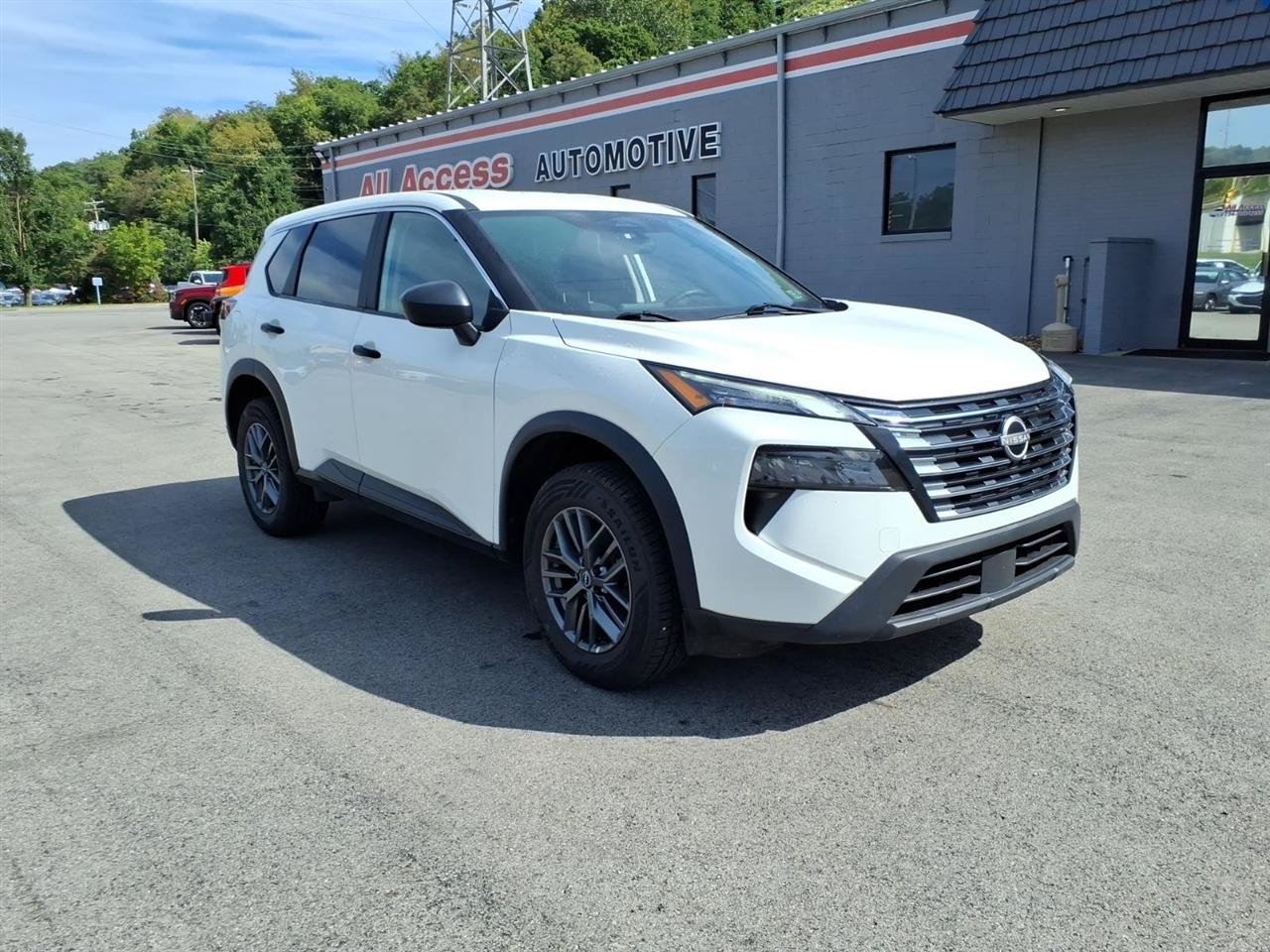 Used 2024 Nissan Rogue S AWD/4WD image 2