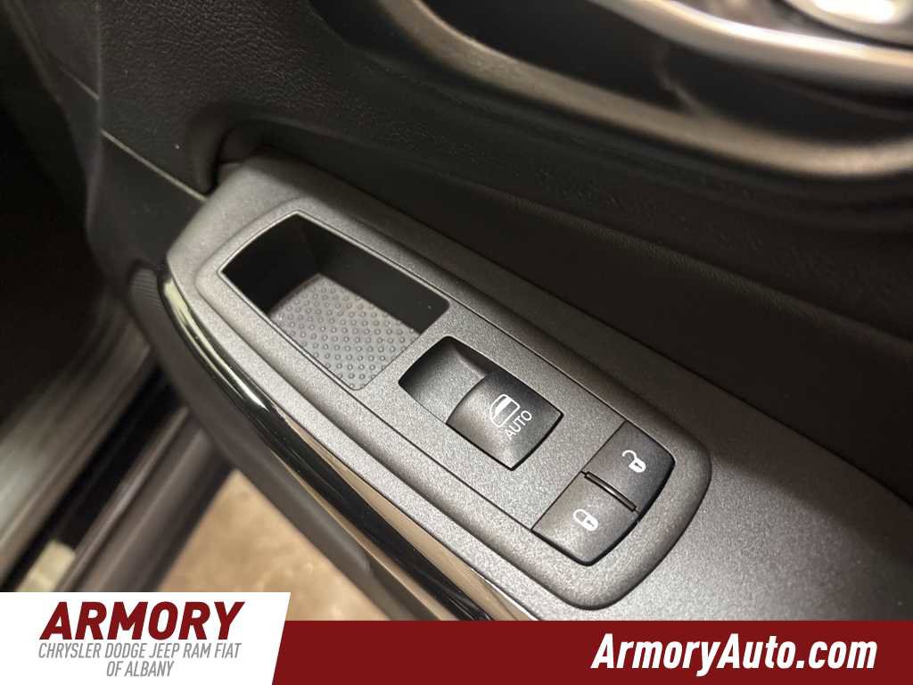 Used 2023 Jeep Cherokee Altitude Lux image 37