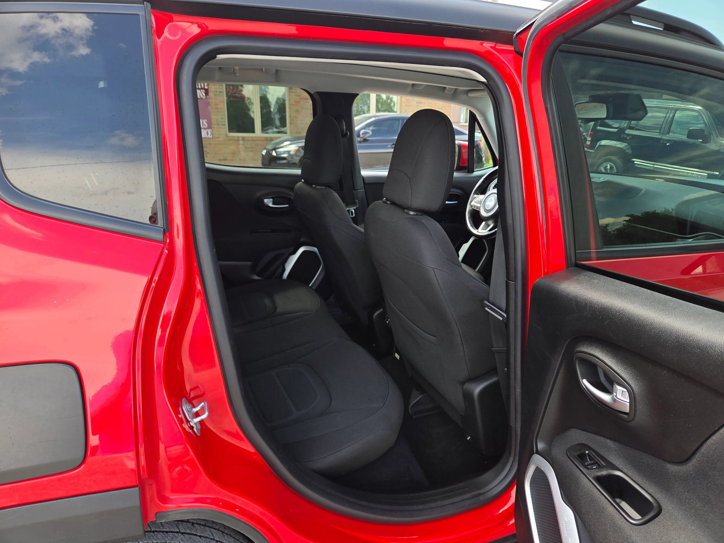 Used 2018 Jeep Renegade Latitude w/ Cold Weather Group AWD/4WD image 19