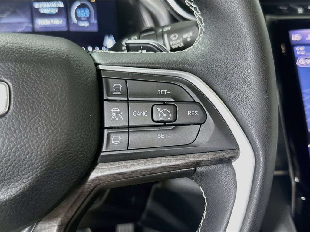 Used 2023 Jeep Grand Cherokee Limited w/ Luxury Tech Group II RWD image 24
